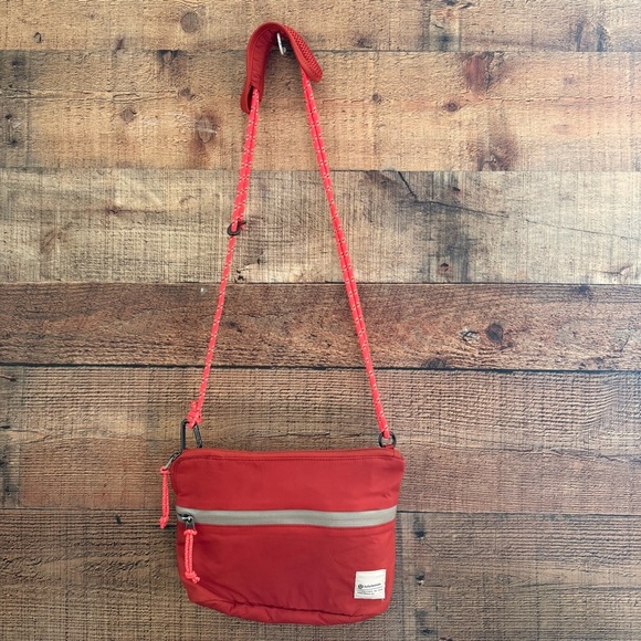 Lululemon Unisex Patch Logo Crossbody Bag 2.5L - Picture 2 of 12